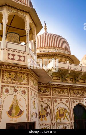 India, Rajasthan, Shekhawati, Mandawa, Fatehpur Road, pareti decoratd dell'Hotel Royal Rest, nella storica Goenka Chhatri, cenotaph alla ricca famiglia Poddar Foto Stock