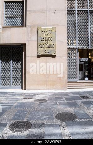 Sao Paulo SP, Brasile - 22 novembre 2019: Grande piatto scritto Banco do Estado de Sao Paulo S.A. al Farol Santander Building. Foto Stock