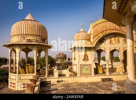 India, Rajasthan, Shekhawati, Mandawa, Fatehpur Road, Pavillions sulla piattaforma di Hotel Royal Rest, nella storica Goenka Chhatri, cenotafia per il ricco Podd Foto Stock