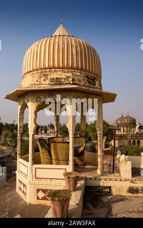 India, Rajasthan, Shekhawati, Mandawa, Fatehpur Road, pavillion sulla piattaforma di Hotel Royal Rest, nella storica Goenka Chhatri, cenotaph alla ricca Podda Foto Stock