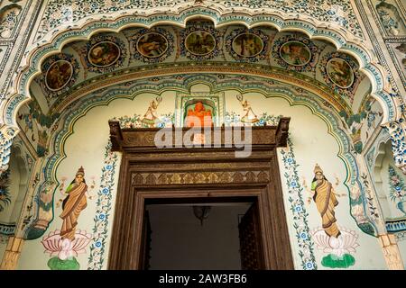 N10589 India, Rajasthan, Shekhawati, Mandawa, porta decorata di Harlaklka Haveli, hotel storico recentemente restaurato Foto Stock