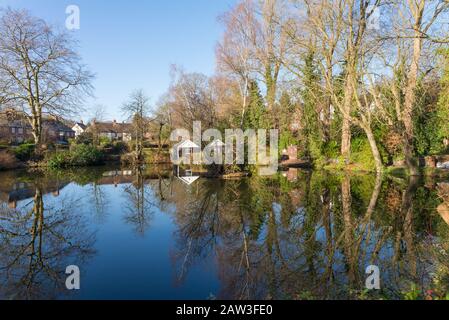 La piscina al centro della Moor Pool Estate, che è un sobborgo giardino a Harborne, Birmingham ed è un'area protetta. Foto Stock