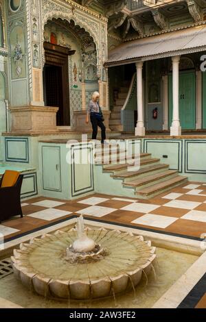 India, Rajasthan, Shekhawati, Mandawa, fontana del cortile e gradini fino alla porta decorata di Harlaklka Haveli, hotel storico recentemente restaurato Foto Stock