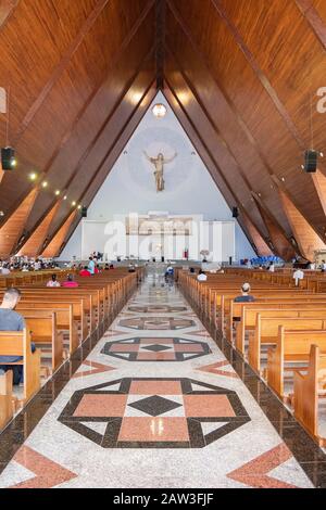 Londrina PR, Brasile - 23 dicembre 2019: All'interno della Cattedrale Metropolitana di Londrina. Foto Stock