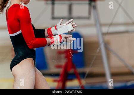 ragazza ginnastica in ginnastica maniglie e gym gesso Foto Stock