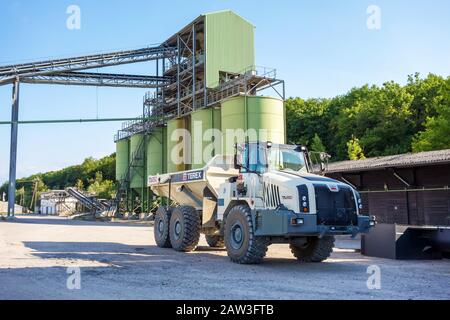 Hagenbach, Germania - 31 maggio 2014: Grande camion Volvo Terex TA 250 in impianto di estrazione e lavorazione a cielo aperto per pietre frantumate, sabbia e ghiaia a polder Foto Stock