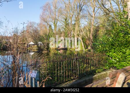 La piscina al centro della Moor Pool Estate, che è un sobborgo giardino a Harborne, Birmingham ed è un'area protetta. Foto Stock