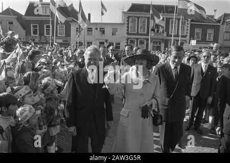 Principessa Beatrix e Principe Claus fare visita di lavoro a South Holland, Principessa Beatrix e Principe Claus arrivo, Monster Data: 5 ottobre 1971 posizione: Naaldwijk, South Holland Parole Chiave : arrivi, principi, principesse, visite Nome Persona: Beatrix, principessa, Claus, principe Foto Stock