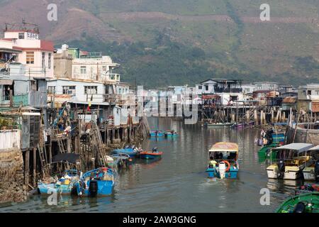 Villaggio di pescatori di Tai-o - barche e case palafitte sul fiume nel villaggio di Tai-o, Isola di Lantau Hong Kong Asia Foto Stock