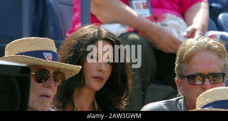 US Open Flushing Meadows New York, Stati Uniti. 08th settembre 2007. The Douglas Clan, Kirk Douglas, Catherine Zeta Jones E Michael Douglas Watch Novak Djokovic (Srb) Vincono Mens Semi Final Photo Anne Parker International Sports Fotos Ltd Credit: Roger Parker/Alamy Live News Foto Stock