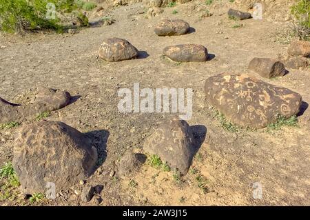 Una vista a closeup delle rocce laviche ricoperte di petroglifo dell'Arizona punto di riferimento chiamato Rocky Point. Questi petroglifi sono centinaia, se non migliaia, di y Foto Stock