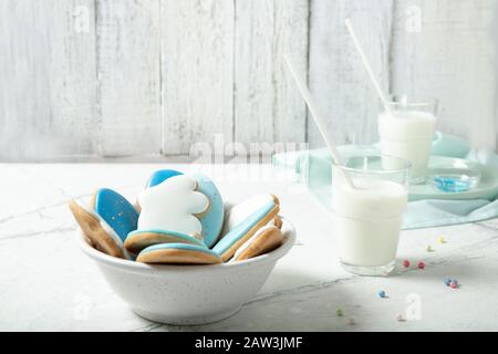 Bicchiere di latte e biscotti di Pasqua. Inserire il testo. Coniglietto di Pasqua. Uova di Pasqua. Foto Stock