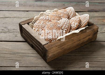 Biscotti di Pasqua in una scatola su un vecchio sfondo di legno. Inserire il testo. Uova di Pasqua. Foto Stock