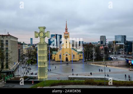 Piazza della libertà (Vabaduse väljak), la Chiesa di San Giovanni (Jaani Kirik) e il Monumento alla Guerra d'Indipendenza (Vabadussõja võidusammas), Tallinn, Estonia Foto Stock