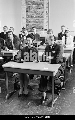 La principessa Irene ha trascorso una visita al liceo Thomas a Kempis a Zwolle. La principessa nel banco della scuola Data: 21 ottobre 1963 Località: Overijssel, Zwolle Parole Chiave: Scuole, visite, principesse, banchi di scuola Nome Persona: Irene, principessa Foto Stock