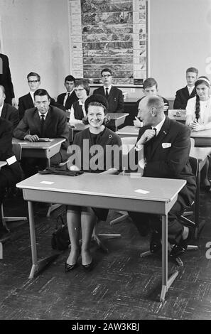 La principessa Irene ha trascorso una visita al liceo Thomas a Kempis a Zwolle. La principessa nel banco della scuola Data: 21 ottobre 1963 Località: Overijssel, Zwolle Parole Chiave: Scuole, visite, principesse, banchi di scuola Nome Persona: Irene, principessa Foto Stock