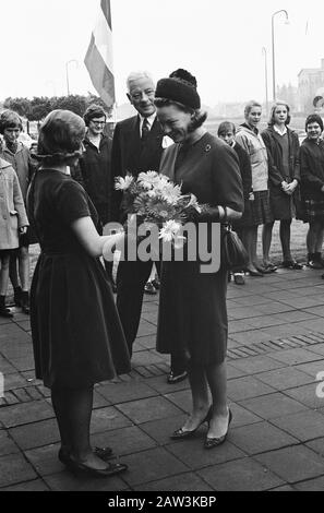 La principessa Irene ha trascorso una visita al liceo Thomas a Kempis a Zwolle. Principessa Data: 21 ottobre 1963 Località: Overijssel, Zwolle Parole Chiave: Scuole, visite, principesse Nome Persona: Irene, principessa Foto Stock