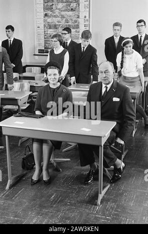 La principessa Irene ha trascorso una visita al liceo Thomas a Kempis a Zwolle. Principessa Data: 21 ottobre 1963 Località: Overijssel, Zwolle Parole Chiave: Scuole, visite, principesse Nome Persona: Irene, principessa Foto Stock