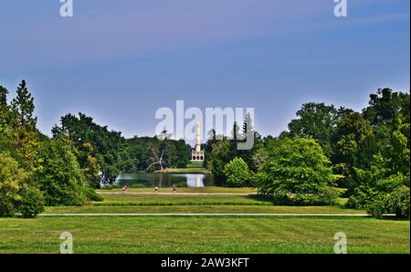 Parco di Lednice palazzo in Repubblica Ceca in una giornata estiva Foto Stock