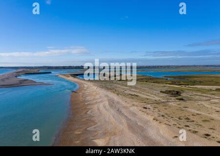 Pagham Beach e vista aerea del porto in una bella giornata invernale. Foto Stock