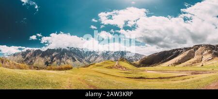 Stephansminda, Georgia. Chiesa Della Trinità Di Gergeti O Tsminda Sameba - Chiesa Della Santissima Trinità Vicino Al Villaggio Di Gergeti In Georgia. Vista Panoramica Alla Primavera S. Foto Stock