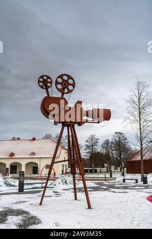 Scultura di una vecchia cinepresa cinematografica al Museo Estone del Cinema di Maarjamäe Palace, Tallinn, Estonia, in una giornata invernale innevata Foto Stock