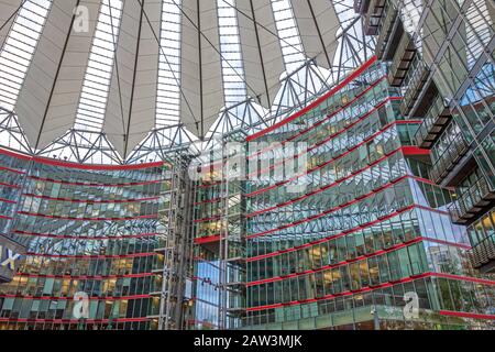 Berlino, Germania - 28 ottobre 2013: Sony Centre presso Potsdamer Platz - un gruppo di edifici nel quartiere Tiergarten, Berlino-Mitte. Foto Stock