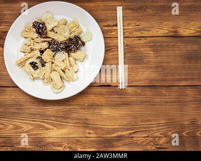 Piccante cinese o coreano Yuba tofu bambù e Oyster funghi su sfondo di legno. Foto Stock