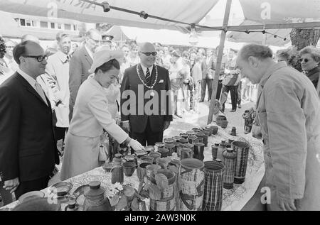 La principessa Margriet visita Alley Principessa Margriet ad una stalla di un operaio del legno. Alla sua destra Sindaco di Rheden J.P. Drost Data: 15 Giugno 1967 Ubicazione: De Steeg, Gelderland Parole Chiave: Visita, Principesse Nome Persona: Margriet, Principessa Foto Stock