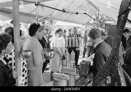 La principessa Margriet visita Alley Princess Margriet ad una stalla su un braciere. Alla sua destra Sindaco di Rheden J.P. Drost Data: 15 Giugno 1967 Ubicazione: De Steeg, Gelderland Parole Chiave: Visita, Principesse Nome Persona: Margriet, Principessa Foto Stock