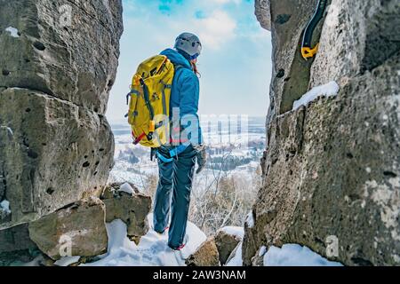 L'arrampicatore gode di una vista mozzafiato dell'Ontario dall'scarpata Foto Stock