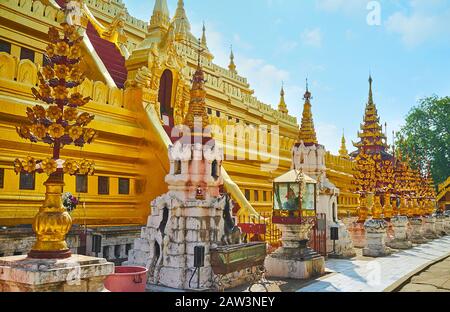 Il principale stupa dorato della Pagoda Shwezigon è circondato da piccoli santuari, pali planetari e ricche decorazioni floreali, Bagan, Myanmar Foto Stock