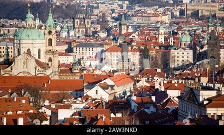 Vista di Praga dalla collina di Petrin. Nella cornice più dominante è la cattedrale della Santa Madre di Tyn situata sulla Piazza della Città Vecchia di Foto Stock