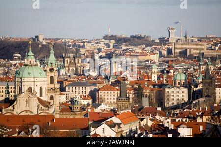 Vista di Praga dalla collina di Petrin. Nella cornice, sul lato sinistro, la caratteristica più dominante è la chiesa di San Nicola situata nella città minore. Foto Stock