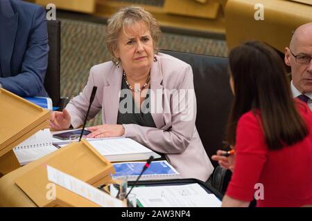 Edimburgo, Regno Unito. 6th Feb, 2020. Nella Foto: Dichiarazione Ministeriale Di Roseanna Cunniungham Msp: Bilancio Scozzese Per Il 2020-21. Scene del Parlamento scozzese il giorno in cui il Ministro delle Finanze Derek Mackay doveva svelare il suo bilancio, Kate Forbes MSP - Ministro delle finanze pubbliche e dell'economia digitale, consegna il bilancio questo pomeriggio in camera. Credito: Colin Fisher/Alamy Live News Foto Stock