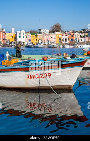 Procida, ITALIA - 3 GENNAIO 2020 - la baia di Chiaiolella con le sue case colorate è un'attrazione turistica Foto Stock