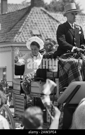 Princess Margriet visits Alley Princess Margriet in a open carriage during a tour Date: June 15, 1967 Location: De Steeg, Gelderland Keywords: Visit, principesses Person Name: Marguerite, Princess : Unknown / Anefo Copyright Holder: National Archives Material Type: Negative (black / white) archive inventory number: SEE access 2.24.01.05 Foto Stock