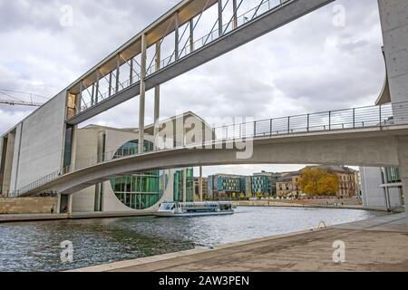 Pier Paul-Loebe-Haus / Reichstag. Paul-Loebe-Haus collegato a ponte con Marie-Elisabeth-Lueders-Haus sul fiume Sprea. Foto Stock