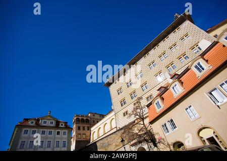 Basso angolo di edifici a Praga - architettura tipica per quella parte d'Europa Foto Stock