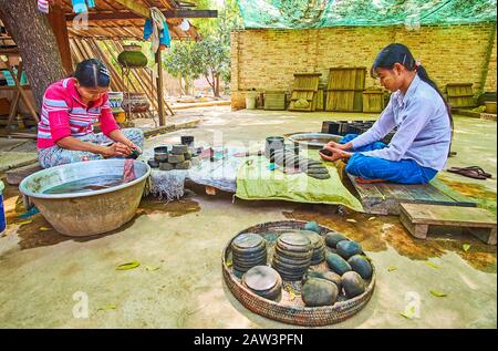 Bagan, MYANMAR - 25 FEBBRAIO 2018: I lavoratori del laboratorio di lacceria lucidano le ciotole di lacca, il 25 febbraio a Bagan Foto Stock