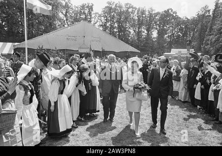 Princess Margriet visita Alley Princess Margriet attraversa una doppia fila di ballerini folkloristici. A sinistra del suo sindaco P.J. Dros Data: 15 Giugno 1967 Località: De Steeg, Gelderland Parole Chiave: Visita, Principesse Nome Persona: Margriet, Principessa Foto Stock