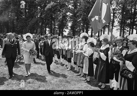 La principessa Margriet visita Alley Princess Margriet corre lungo una doppia fila di ballerini. La sua sinistra sindaco J.P. Drost Data: 15 giugno 1967 Ubicazione: De Steeg, Gelderland Parole Chiave: Visita, ballerini, ballerini, principesse Nome Persona: Margriet, principessa Foto Stock