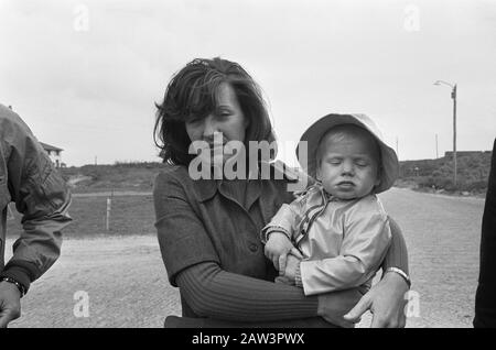 Principessa Margriet con suo marito e figli in vacanza a Schiermonnikoog, numero 21 e 22 Margriet Bernhard Data: 12 maggio 1973 Località: Friesland, Schiermonnikoog Parole Chiave: Principi, principesse vacanze Persona Nome: Bernhard, principe, Margriet, principessa Foto Stock