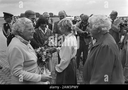 La principessa Margriet svela un monumento all'aeroporto di Teuge per commemorare il ritorno della principessa Juliana e tre figlie liberate Olanda il 2 agosto 1945: Principessa Juliana e la principessa Margriet ottenere i fiori offerti Data: 7 settembre 1985 luogo: Gelderland, Teuge Parole Chiave: Casa reale, rivelazioni, memoriali di guerra, principesse, aeroporti Persona Nome: Juliana (principessa Paesi Bassi), Margriet (principessa Paesi Bassi), Vollenhoven, Pieter van Foto Stock