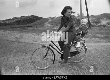 Principessa Margriet con suo marito e figli in vacanza a Schiermonnikoog, Margriet e Pieter-Christiaan in bicicletta Data: 12 maggio 1973 Località: Friesland, Schiermonnikoog Parole Chiave: Principi, principesse vacanze Persona Nome: Margriet, principessa, Pieter-Christiaan principe Foto Stock