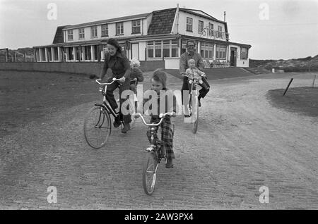 Principessa Margriet con suo marito e figli in vacanza a Schiermonnikoog, l'intera famiglia in bicicletta Data: 12 maggio 1973 Località: Friesland, Schiermonnikoog Parole Chiave: Principi, principesse, vacanze Persona Nome: Margriet, principessa Foto Stock