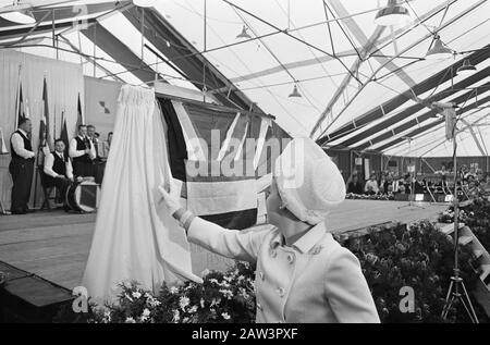 Princess Margriet visita Alley Princess Margriet rivela un oggetto in un marchese Data: 15 giugno 1967 Località: De Steeg, Gelderland Parole Chiave: Visita, principesse Nome Persona: Margriet, principessa Foto Stock