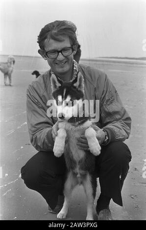 Principessa Margriet con suo marito e figli in vacanza a Schiermonnikoog, Peter con cane Data: 12 maggio 1973 Località: Friesland, Schiermonnikoog Parole Chiave: Principi, principesse, vacanze Persona Nome: Margriet, principessa, Pietro Foto Stock