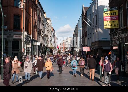 Dublino, Irlanda - 29th gennaio 2020: Acquirenti e turisti che camminano su Grafton Street . Foto Stock