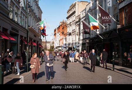 Dublino, Irlanda - 29th gennaio 2020: Acquirenti e turisti che camminano su Grafton Street. Foto Stock